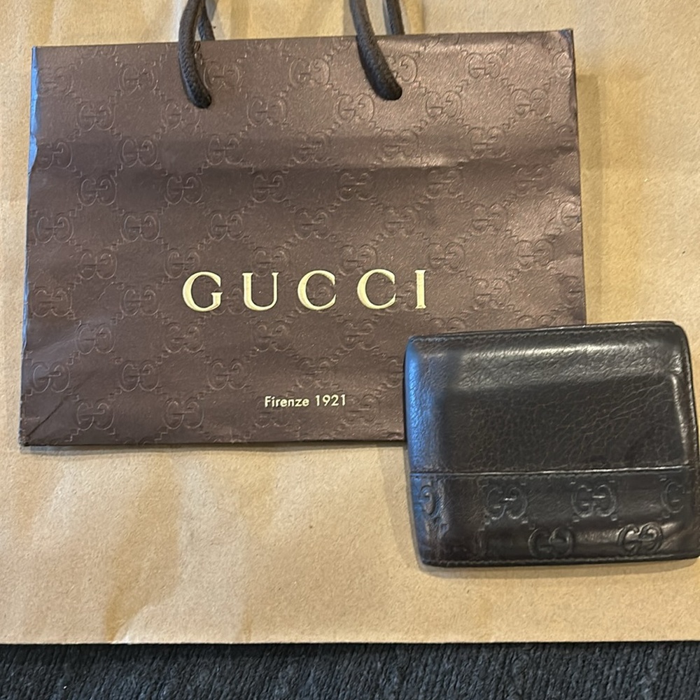 Men’s authenic Gucci brown leather wallet.